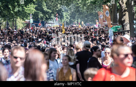 Berlin, Allemagne. 20 mai 2018. La foule se déplace le long de la Gneisenaustrasse pendant le défilé du Carnaval des Cultures. Plus de 4 000 participants provenant de 68 groupes s'apprêtent à prendre part au défilé. Photo : Paul Zinken/dpa dpa : Crédit photo alliance/Alamy Live News Banque D'Images