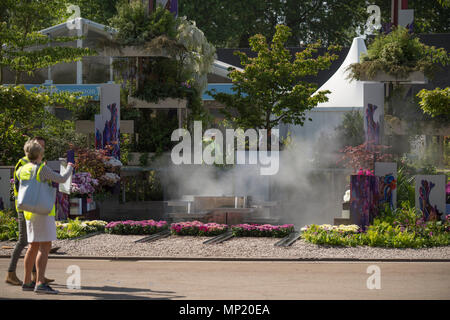 Royal Hospital Chelsea, London, UK. 20 mai, 2018. Derniers préparatifs pour les aménagements floraux et show jardins en lumière du soleil chaude un jour avant le 2018 RHS Chelsea Flower Show s'ouvre sur les médias du monde entier, et deux jours avant l'événement public le 22 mai. Photo : Wuhan, Chine Jardin d'eau, conçu par Laurie Chetwood et Patrick Collins. Credit : Malcolm Park/Alamy Live News. Banque D'Images