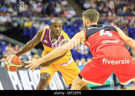 L'O2 Arena, London, 20 mai 2018. Paul Lions Guede l'avant avec la balle. Les tensions exacerbées dans le basket-ball BBL Play-Off finale entre accueil favoris Ville London Lions, champions en titre et Leicester Riders, gunning pour leur deuxième baril de l'aigu. L'équipe des Lions est renforcée par la Grande Bretagne garde côtière et MVP BBL 2017/8 Justin Robinson (10). Riders win 81-60. Credit : Imageplotter News et Sports/Alamy Live News Banque D'Images