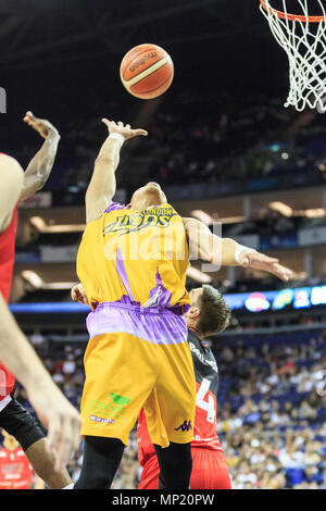 L'O2 Arena, London, 20 mai 2018. Brandon des Lions pour la balle atteint de Peel. Les tensions exacerbées dans le basket-ball BBL Play-Off finale entre accueil favoris Ville London Lions, champions en titre et Leicester Riders, gunning pour leur deuxième baril de l'aigu. L'équipe des Lions est renforcée par la Grande Bretagne garde côtière et MVP BBL 2017/8 Justin Robinson (10).Riders win 81-60. Credit : Imageplotter News et Sports/Alamy Live News Banque D'Images