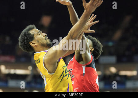 L'O2 Arena, London, 20 mai 2018. BBL actuel MVP et garde des Lions Justin Robinsonunder le panier. Les tensions exacerbées dans le basket-ball BBL Play-Off finale entre accueil favoris Ville London Lions, champions en titre et Leicester Riders, gunning pour leur deuxième baril de l'aigu. L'équipe des Lions est renforcée par la Grande Bretagne garde côtière et MVP BBL 2017/8 Justin Robinson (10). Riders win 81-60. Credit : Imageplotter News et Sports/Alamy Live News Banque D'Images