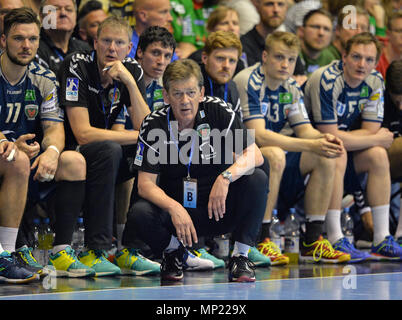 Magdeburg, Allemagne. 20 mai 2018. La finale de la Coupe EHF, handball, Saint-Raphaël Var contre l'Fuechse Berlin à la GETEC Arena. L'entraîneur de Berlin Velimir Petkovic (C) s'accroupit à l'écart. Photo : Jan-Zentralbild Kuppert/dpa/dpa dpa : Crédit photo alliance/Alamy Live News Banque D'Images