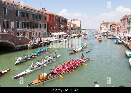 Venise, Vénétie, Italie. 20 mai 2018. Diversité des bateaux participant à la 44e Vogalonga aviron régate sur le Canal de Cannaregio. C'est une régate non concurrentiel célébrant l'art de l'aviron et des embarcations à propulsion n'importe quel homme peut entrer. Autour de 2100 bateaux sont dit d'avoir inscrit cette année. MCpics Crédit/Alamy Live News Banque D'Images