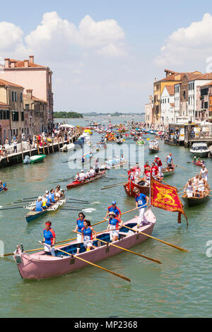 Venise, Vénétie, Italie. 20 mai 2018. Diversité des bateaux participant à la 44e Vogalonga aviron régate sur le Canal de Cannaregio. C'est une régate non concurrentiel célébrant l'art de l'aviron et des embarcations à propulsion n'importe quel homme peut entrer. Autour de 2100 bateaux sont dit d'avoir inscrit cette année. MCpicsAlamy crédit Live News Banque D'Images