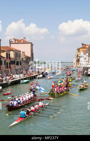 Venise, Vénétie, Italie. 20 mai 2018. Diversité des bateaux participant à la 44e Vogalonga aviron régate sur le Canal de Cannaregio. C'est une régate non concurrentiel célébrant l'art de l'aviron et des embarcations à propulsion n'importe quel homme peut entrer. Autour de 2100 bateaux sont dit d'avoir inscrit cette année. MCpicsAlamy crédit Live News Banque D'Images