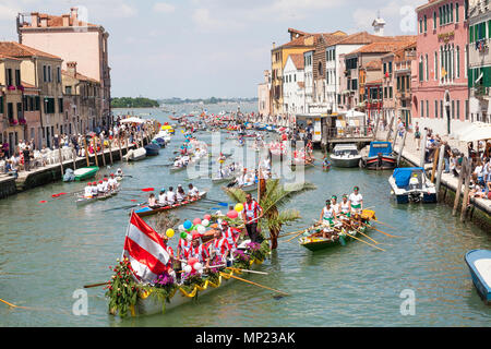 Venise, Vénétie, Italie. 20 mai 2018. Diversité des bateaux participant à la 44e Vogalonga aviron régate sur le Canal de Cannaregio. C'est une régate non concurrentiel célébrant l'art de l'aviron et des embarcations à propulsion n'importe quel homme peut entrer. Autour de 2100 bateaux sont dit d'avoir inscrit cette année. MCpicsAlamy crédit Live News Banque D'Images