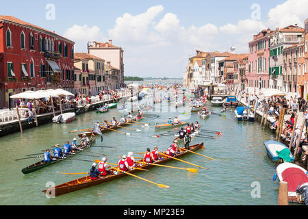 Venise, Vénétie, Italie. 20 mai 2018. Diversité des bateaux participant à la 44e Vogalonga aviron régate sur le Canal de Cannaregio. C'est une régate non concurrentiel célébrant l'art de l'aviron et des embarcations à propulsion n'importe quel homme peut entrer. Autour de 2100 bateaux sont dit d'avoir inscrit cette année. MCpicsAlamy crédit Live News Banque D'Images