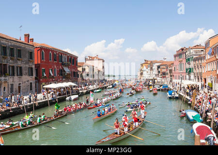 Venise, Vénétie, Italie. 20 mai 2018. Diversité des bateaux participant à la 44e Vogalonga aviron régate sur le Canal de Cannaregio. C'est une régate non concurrentiel célébrant l'art de l'aviron et des embarcations à propulsion n'importe quel homme peut entrer. Autour de 2100 bateaux sont dit d'avoir inscrit cette année. MCpics Crédit/Alamy Live News Banque D'Images