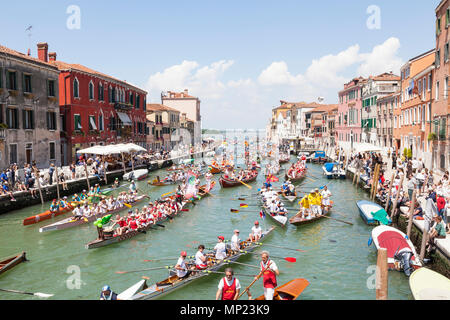 Venise, Vénétie, Italie. 20 mai 2018. Diversité des bateaux participant à la 44e Vogalonga aviron régate sur le Canal de Cannaregio. C'est une régate non concurrentiel célébrant l'art de l'aviron et des embarcations à propulsion n'importe quel homme peut entrer. Autour de 2100 bateaux sont dit d'avoir inscrit cette année. MCpics Crédit/Alamy Live News Banque D'Images