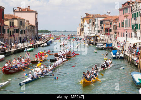 Venise, Vénétie, Italie. 20 mai 2018. Diversité des bateaux participant à la 44e Vogalonga aviron régate sur le Canal de Cannaregio. C'est une régate non concurrentiel célébrant l'art de l'aviron et des embarcations à propulsion n'importe quel homme peut entrer. Autour de 2100 bateaux sont dit d'avoir inscrit cette année. MCpics Crédit/Alamy Live News Banque D'Images