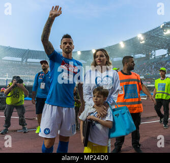 Naples, Campanie, Italie. 20 mai, 2018. Christian Maggio de SSC Napoli salue les fans après le match entre SSC Napoli et FC Crotone au stade San Paolo. Vicinanza/crédit : Ernesto SOPA Images/ZUMA/Alamy Fil Live News Banque D'Images