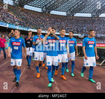 Naples, Campanie, Italie. 20 mai, 2018. L'équipe de SSC Napoli salue les fans après le match entre SSC Napoli et FC Crotone au stade San Paolo. Vicinanza/crédit : Ernesto SOPA Images/ZUMA/Alamy Fil Live News Banque D'Images