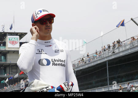 Indianapolis, Indiana, USA. 20 mai, 2018. GRAHAM RAHAL (15) de l'United States sort sur pit road au cours de qualification pour les 500 miles d'Indianapolis à l'Indianapolis Motor Speedway à Indianapolis, Indiana. Crédit : Chris Owens Asp Inc/ASP/ZUMA/Alamy Fil Live News Banque D'Images