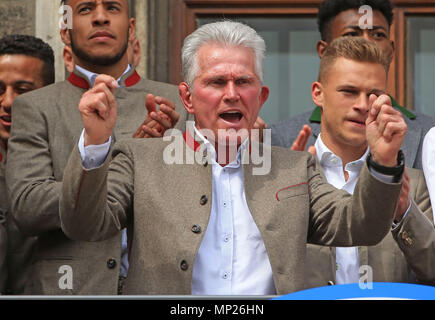 Munich, Allemagne. 20 mai, 2018. Bayern Munich's head coach Jupp Heynckes (avant) réagit au cours de la célébration pour avoir remporté le titre de Bundesliga allemande sur le balcon de l'hôtel de ville de Munich, Allemagne, le 20 mai 2018. Crédit : Philippe Ruiz/Xinhua/Alamy Live News Banque D'Images