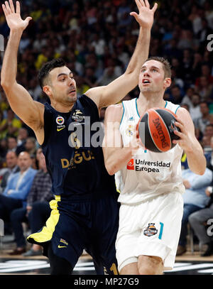 Belgrade. 20 mai, 2018. Fabien du Real Madrid Réflexion Causeur (R) rivalise avec le Fenerbahce Kostas Sloukas pendant l'Euroleague dernier match de basket-ball à Belgrade, Serbie le 20 mai 2018. Le Real Madrid a battu 85-80 Fenerbahce et réclamé l'intitulé. Credit : Predrag Milosavljevic/Xinhua/Alamy Live News Banque D'Images