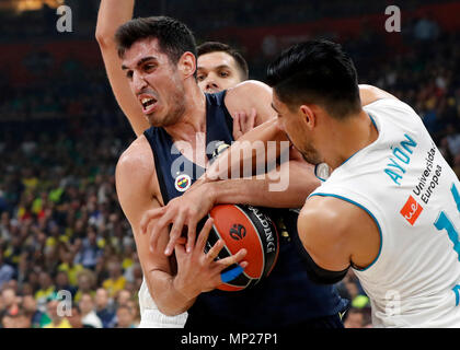 Belgrade. 20 mai, 2018. Le Fenerbahce Ahmet Duverioglu (L) rivalise avec les joueurs du Real Madrid au cours de l'Euroleague dernier match de basket-ball à Belgrade, Serbie le 20 mai 2018. Le Real Madrid a battu 85-80 Fenerbahce et réclamé l'intitulé. Credit : Predrag Milosavljevic/Xinhua/Alamy Live News Banque D'Images