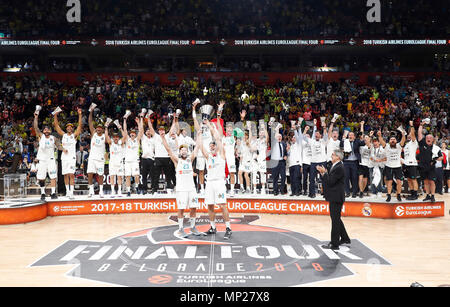 Belgrade. 20 mai, 2018. Les joueurs du Real Madrid célébrer avec trophy après l'Euroleague dernier match de basket-ball à Belgrade, Serbie le 20 mai 2018. Le Real Madrid a battu 85-80 Fenerbahce et réclamé l'intitulé. Credit : Predrag Milosavljevic/Xinhua/Alamy Live News Banque D'Images