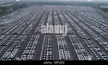 Changzh, Changzh, Chine. 19 mai, 2018. Changzhou, Chine du 19e Mai 2018 : photographie aérienne de milliers de voitures sur un parking de Changzhou, Jiangsu Province de Chine orientale, le 19 mai, 2018. Crédit : SIPA Asie/ZUMA/Alamy Fil Live News Banque D'Images