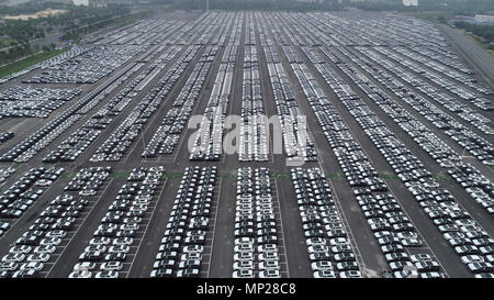 Changzh, Changzh, Chine. 19 mai, 2018. Changzhou, Chine du 19e Mai 2018 : photographie aérienne de milliers de voitures sur un parking de Changzhou, Jiangsu Province de Chine orientale, le 19 mai, 2018. Crédit : SIPA Asie/ZUMA/Alamy Fil Live News Banque D'Images