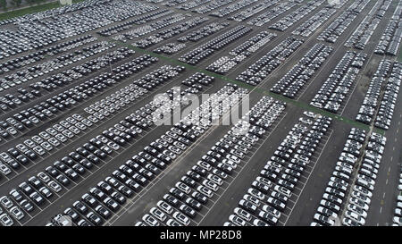 Changzh, Changzh, Chine. 19 mai, 2018. Changzhou, Chine du 19e Mai 2018 : photographie aérienne de milliers de voitures sur un parking de Changzhou, Jiangsu Province de Chine orientale, le 19 mai, 2018. Crédit : SIPA Asie/ZUMA/Alamy Fil Live News Banque D'Images