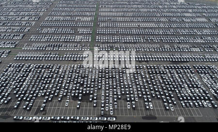 Changzh, Changzh, Chine. 19 mai, 2018. Changzhou, Chine du 19e Mai 2018 : photographie aérienne de milliers de voitures sur un parking de Changzhou, Jiangsu Province de Chine orientale, le 19 mai, 2018. Crédit : SIPA Asie/ZUMA/Alamy Fil Live News Banque D'Images