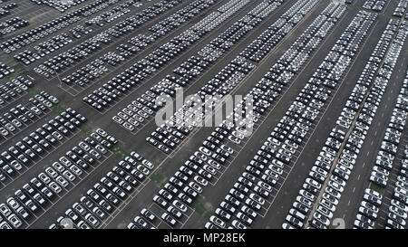 Changzh, Changzh, Chine. 19 mai, 2018. Changzhou, Chine du 19e Mai 2018 : photographie aérienne de milliers de voitures sur un parking de Changzhou, Jiangsu Province de Chine orientale, le 19 mai, 2018. Crédit : SIPA Asie/ZUMA/Alamy Fil Live News Banque D'Images