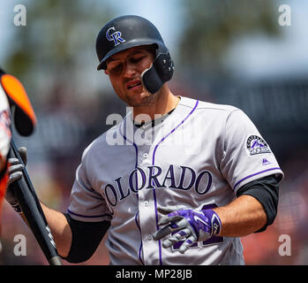 San Francisco, Californie, USA. 20 mai, 2018. Colorado Rockies catcher Chris Iannetta (22) luttes à la plaque, au cours d'un match de baseball MLB entre les Rockies du Colorado et les Giants de San Francisco à AT&T Park à San Francisco, Californie. Valerie Shoaps/CSM/Alamy Live News Banque D'Images