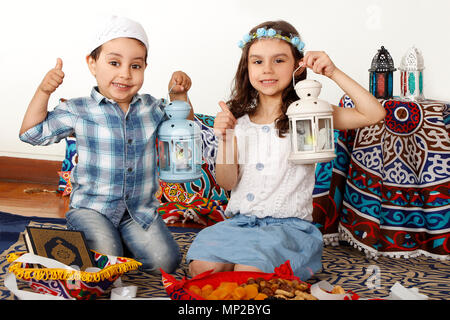 Heureux les enfants qui jouent avec des lanternes dans le Ramadan Banque D'Images