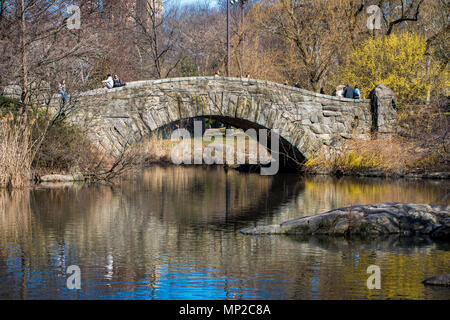 New York, États-Unis - 31 mars 2018 : vue sur le lac de Central Park et le pont au début du printemps sur une journée ensoleillée Banque D'Images