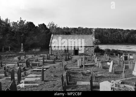 St.Tysilio's est sur l'île de l'Eglise dans le détroit de Menai. Le bâtiment date du début du 15ème siècle mais des restaurations sont effectuées dans les années 1890. Banque D'Images