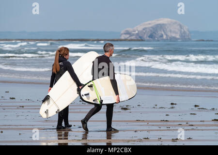 Deux planches de surf s'acquitter à l'ees à Belhaven Beach, East Lothian, Ecosse, Royaume-Uni Banque D'Images