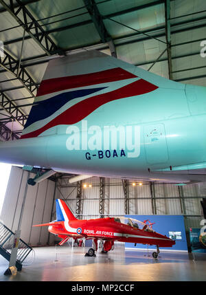 British Airways Concorde et des flèches rouges Faucon sur afficher dans hanger au Musée National de vol à l'Aérodrome de Fortune est en East Lothian, Ecosse, Uni Banque D'Images