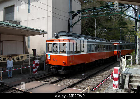 Train sur la ligne Hakone Tozan (Tetshudo Hakone Tozan-sen), la ligne de chemin de fer de l'escalade, à Hakone, Japon Banque D'Images