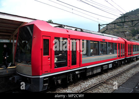 Train sur la ligne Hakone Tozan (Tetshudo Hakone Tozan-sen), la ligne de chemin de fer de l'escalade, à Hakone, Japon Banque D'Images