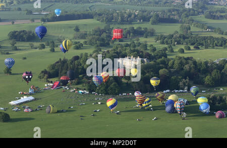 Le vendredi soir de lancement de ballons Ragley Hall menant à la fin de semaine de deux jours du meeting aérien. Banque D'Images