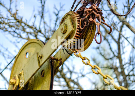 Old rusty mécanisme de l'ancien et vintage treuil. Les engrenages et pièces de machines rouillées. Close-up. Banque D'Images