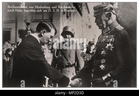 En 1933 Adolf Hitler HINDENBURG récemment nommé chancelier allemand, Adolf Hitler salue le président Paul von Hindenburg à Potsdam, Allemagne, le 21 mars 1933. Cette pose a été conçu pour projeter une image d'Hitler comme non-menaçante pour l'ordre établi. Cette image est largement utilisé à partir d'une carte postale populaires. Hitler s'affiche en tenue civile, cédant à l'décorées von Hindenburg. Le 5 mars 1933, les élections ont donné la légitimité et le pouvoir de Hitler's leadership. Banque D'Images