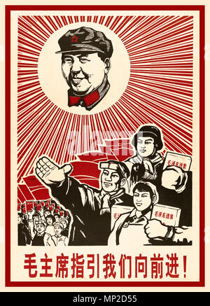 Vintage des années 60, affiche de propagande chinoise "Le Président Mao nous conduit vers l'avant,' 1968 Li Shaomin affiches propagande chinoise Banque D'Images