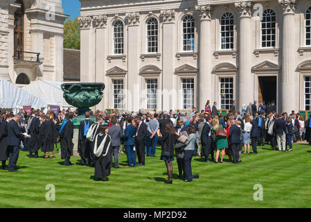 Cérémonie de remise des diplômes, la famille et les amis des étudiants de Cambridge nouvellement diplômés se réunissent lors d'une réception sur le Senate House Green, Angleterre, Royaume-Uni. Banque D'Images