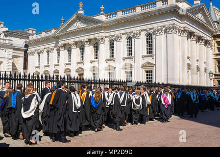 Cérémonie de remise des diplômes, les étudiants de l'Université de Cambridge s'aligner à l'extérieur de la Chambre du Sénat avant de l'inscrire pour recevoir leurs diplômes, England, UK Banque D'Images