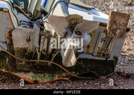 Moteur hors-bord, attaché au bateau remorqué sur une plage, avec le moteur incliné vers le haut pour éviter le sable. Shaldon, UK. Février 2018. Banque D'Images
