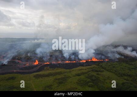 Des fontaines de lave de vomir 20 fissure causée par l'éruption du volcan Kilauea, le 19 mai 2018 dans Pahoa, Hawaii. Banque D'Images