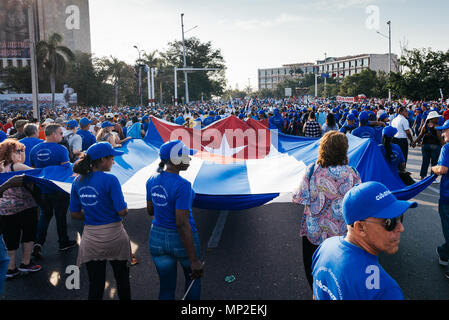 La Havane, Cuba. 1er mai 2018 marcheurs dans la journée du travailleur International Mars marchant avec le drapeau cubain. Caleb Hughes/Alamy Live News Banque D'Images