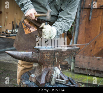 Un forgeron travaillant à la maison Hopper-Goetschius et museum de Upper Saddle River, NJ Banque D'Images