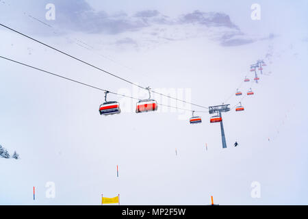 Remontées mécaniques menant à Eiger Nordwand ski resort et camping à Grindelwald, Suisse Banque D'Images