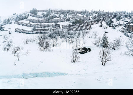 Vue sur montagne couverte de neige avec barrière de protection contre les avalanches de neige dans la journée à la Jungfrau, Suisse Banque D'Images