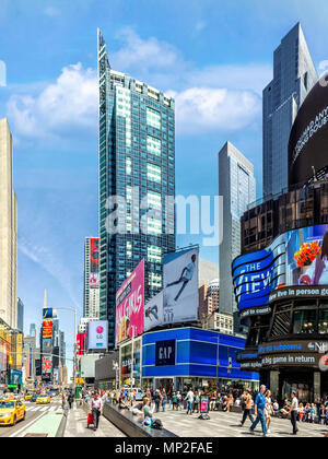 NEW YORK - Mai 2, 2018 : vue verticale de Times Square, le long de la 7th Avenue. Banque D'Images