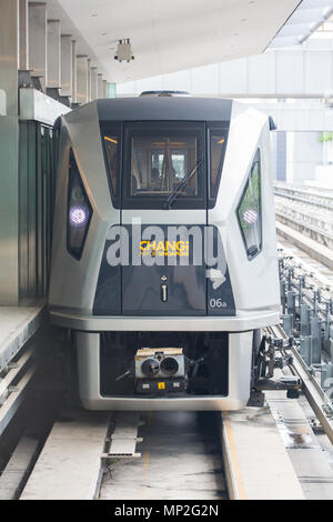 Le système automatisé de train aérien de l'aéroport de Changi permet d'amener les passagers à divers terminaux de l'aéroport. Singapour Banque D'Images