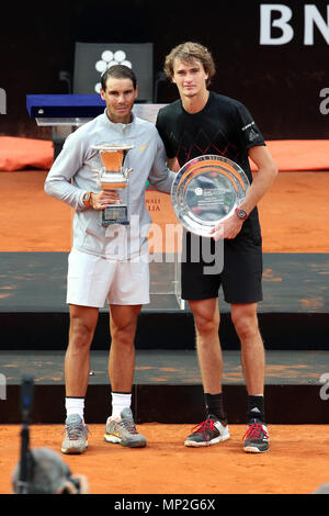 Rome, Italie. 20 mai, 2018. 20 mai 2018, Foro Italico, Rome, Italie ; Italian Open Tennis, finales jour ; (L-R) Rafael Nadal (ESP) et Alexander Zverev (GER) posent avec des trophées theit après leur dernier match Crédit : Giampiero Sposito/Pacific Press Crédit : Giampiero Sposito/Pacific Press/Alamy Live News Banque D'Images