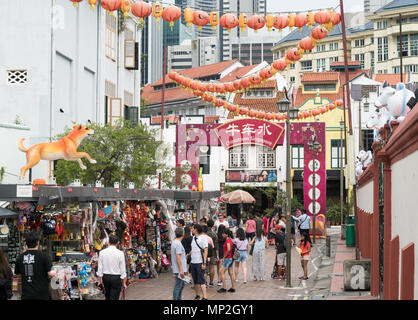 Singapour - 23 Avril 2018 : les touristes déambulant dans les différents étals de souvenirs dans le quartier chinois de Singapour en Asie du sud-est. Banque D'Images